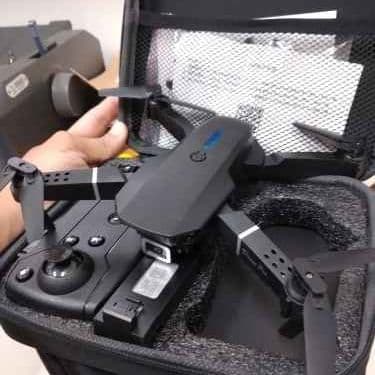 Drone com Camera modelo 2025 com Barômetro voo estável Controle Remoto Modelo e88 e99 fotos no anuncio