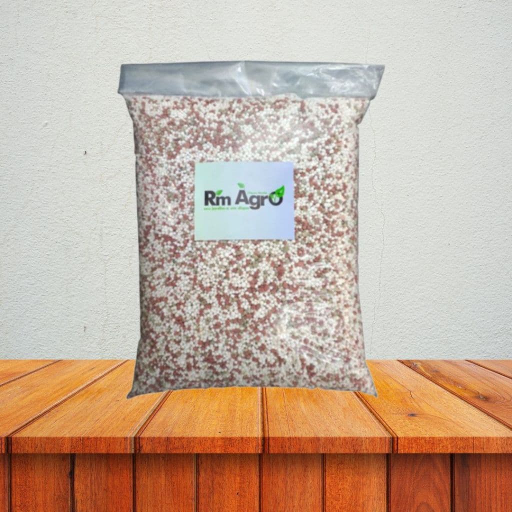 Saco de fertilizante granulado NPK 20-05-20 para crescimento e floração de rosas do deserto, flores e samambaias, da marca Rm Agro.