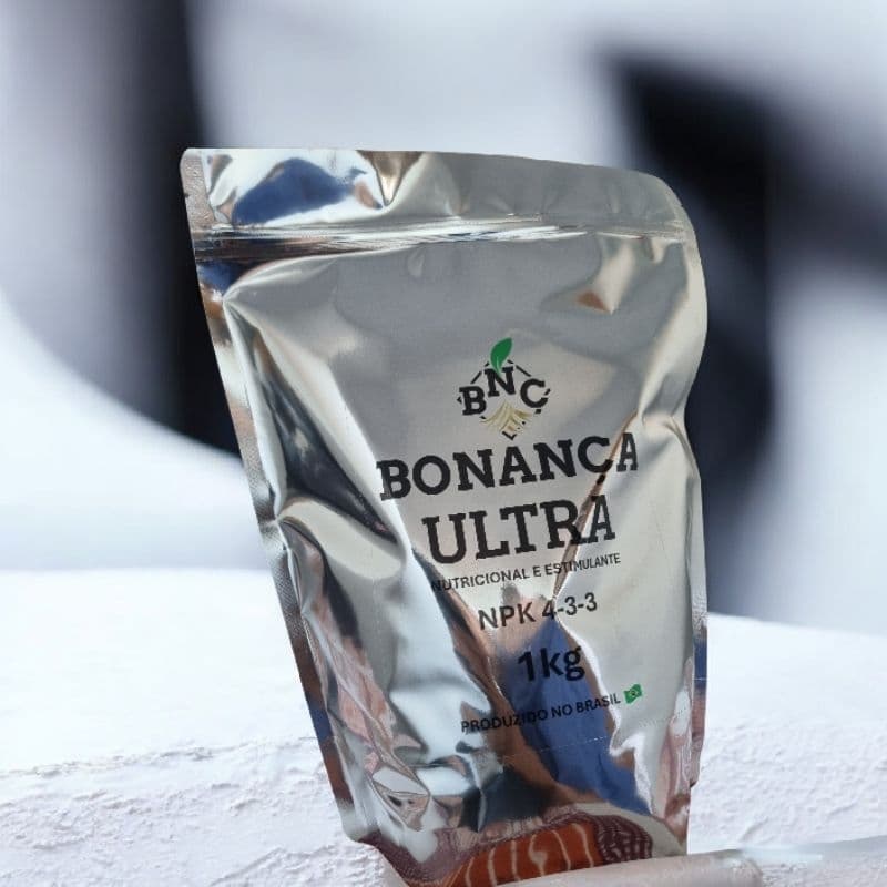Fertilizante orgânico Bonança Ultra 1kg em saco prateado, com rótulos pretos e verdes, produzido no Brasil.