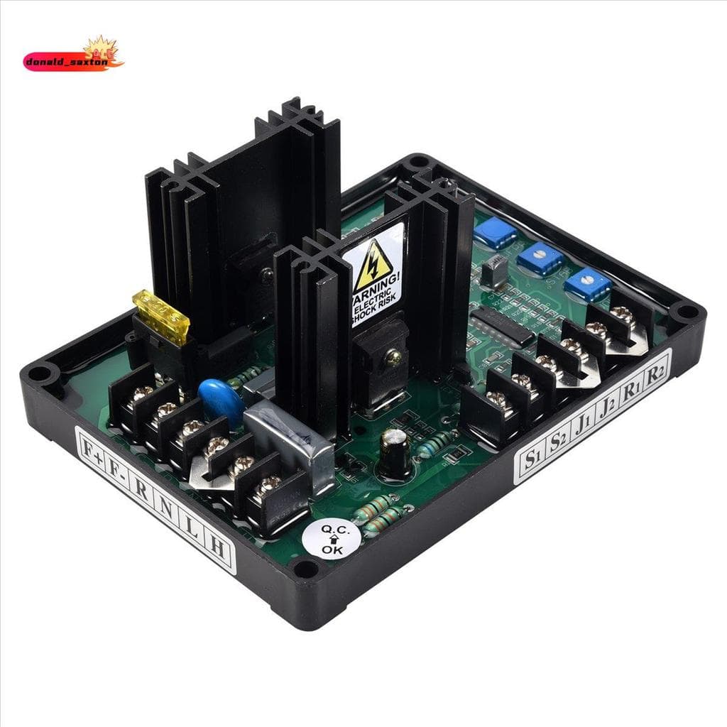 Regulador Automático de Tensão Parbeau AVR GAVR-20A, componentes eletrônicos em fundo branco