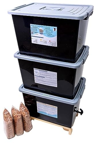Composteiras pretas e cinzas com tampas e sacos de material orgânico à frente